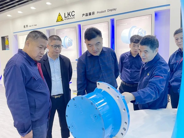 廣州塔山機(jī)械、廣州韓川液壓、江蘇靖江新世紀(jì)液壓、無錫密斯特智能裝備制造有限公司一行6人蒞臨力克川參觀交流2.jpg