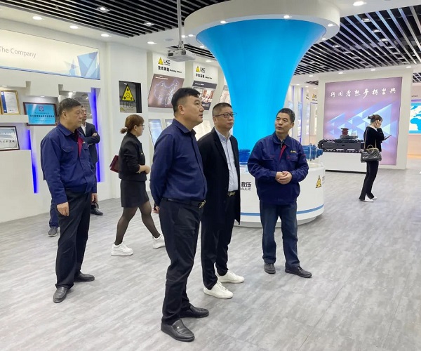 廣州塔山機(jī)械、廣州韓川液壓、江蘇靖江新世紀(jì)液壓、無錫密斯特智能裝備制造有限公司一行6人蒞臨力克川參觀交流3.jpg